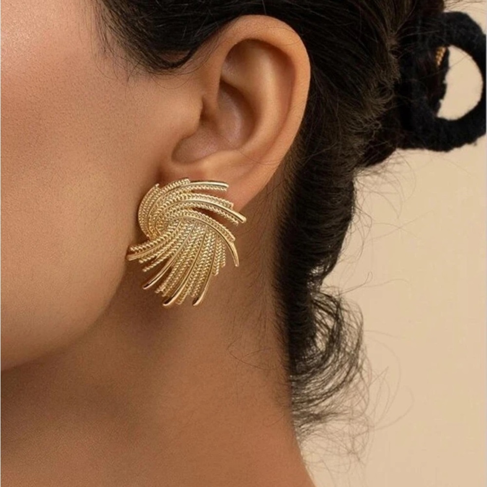 BRAND NEW 🎆 18K Gold Plated Vintage French Style Asymmetrical Twist Earrings